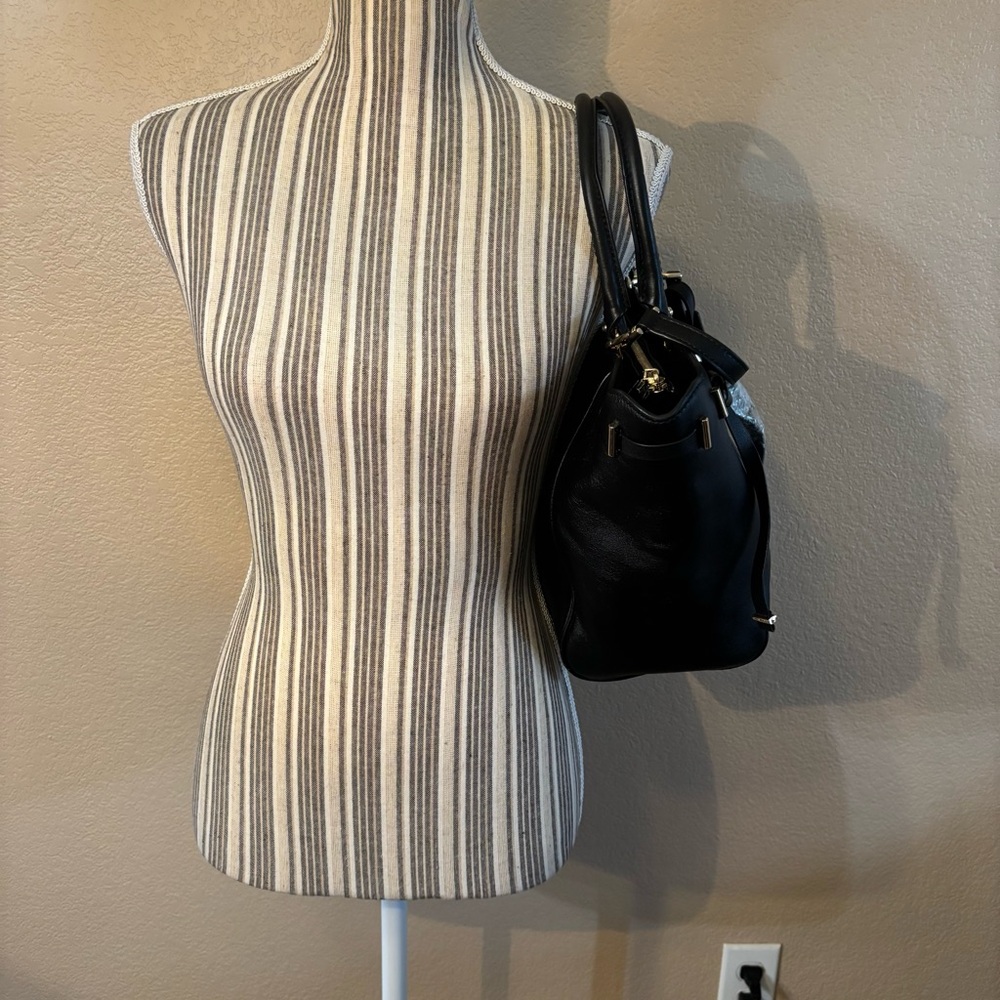 NWT Michael Kors Amelia Tote Black Luxe Leather Medium Top-Zip Crossbody FLAWED - Picture 9 of 16